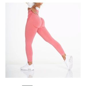 BRAND NEW - NVGTN seamless leggings
